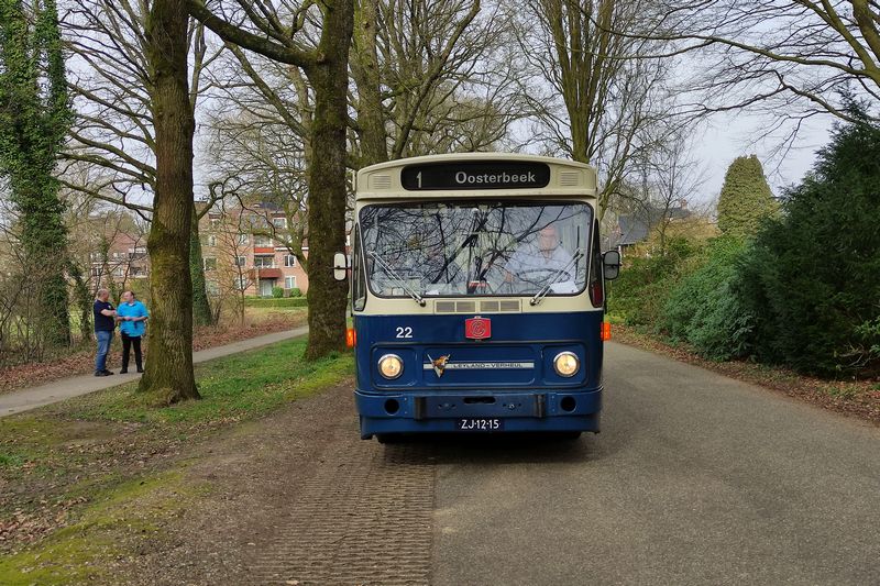 Rondrit met museumbussen door Arnhem